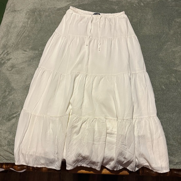 Brandy Melville ruffle skirt in white, worn once - Picture 1 of 6